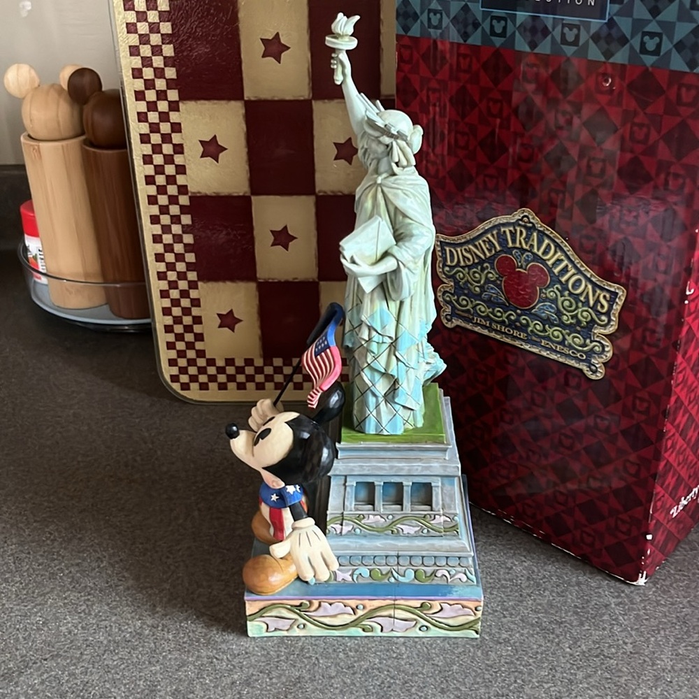 Jim Shore and Enesco Disney Traditions “Liberty and Justice for All”. - Picture 2 of 5